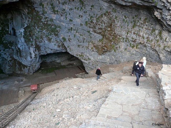 Über steinerne Stufen geht es hinab in die Ideon Andron Grotte