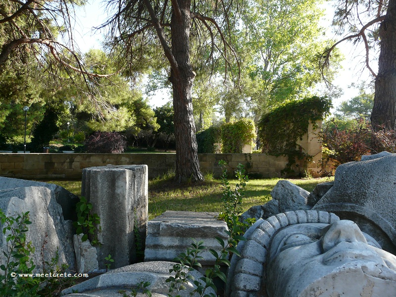 Venzilos Graves Chania - the lost Eleftheria statue