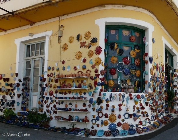 Haus mit Keramiktellern in Margarites